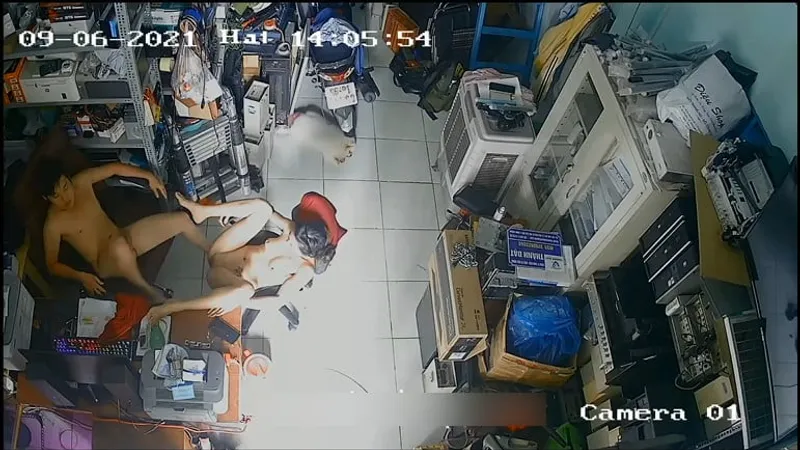 Cô vợ ông xã chịch nhau trong của hàng máy tính