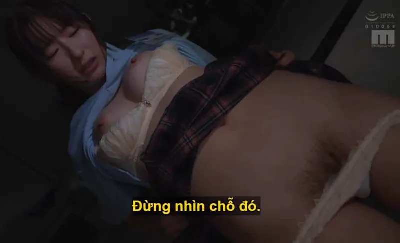 Sếp trên lập mưu đụ em dưới chảnh chó lười nhác, suốt ngày chỉ chăm chat chit với người yêu.